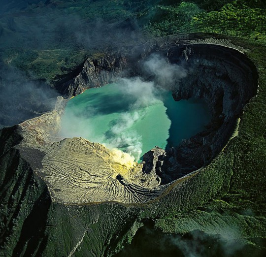 кратер вулкана Иджен кратер вулкана Иджен